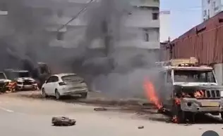 पटना में युवक की मौत के बाद भड़का बवाल! कई गाड़ियां फूंकी, शहर में फूटा जनाक्रोश पटना में युवक की मौत के बाद भड़का बवाल! कई गाड़ियां फूंकी, शहर में फूटा जनाक्रोश
