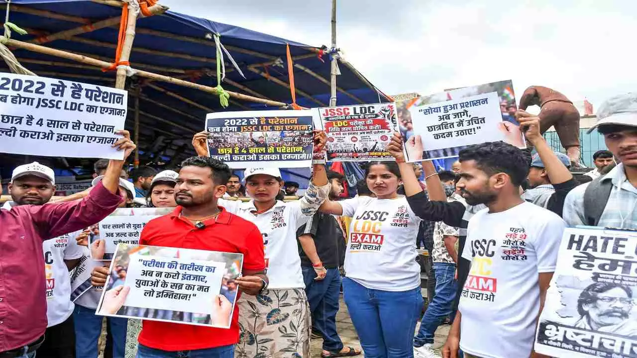 14 दिनों बाद घुटने पर झारखंड सरकार! रांची गेस्ट हाउस पहुंचे 4 मंत्री, छात्रों से शुरू हुई वार्ता 14 दिनों बाद घुटने पर झारखंड सरकार! रांची गेस्ट हाउस पहुंचे 4 मंत्री, छात्रों से शुरू हुई वार्ता