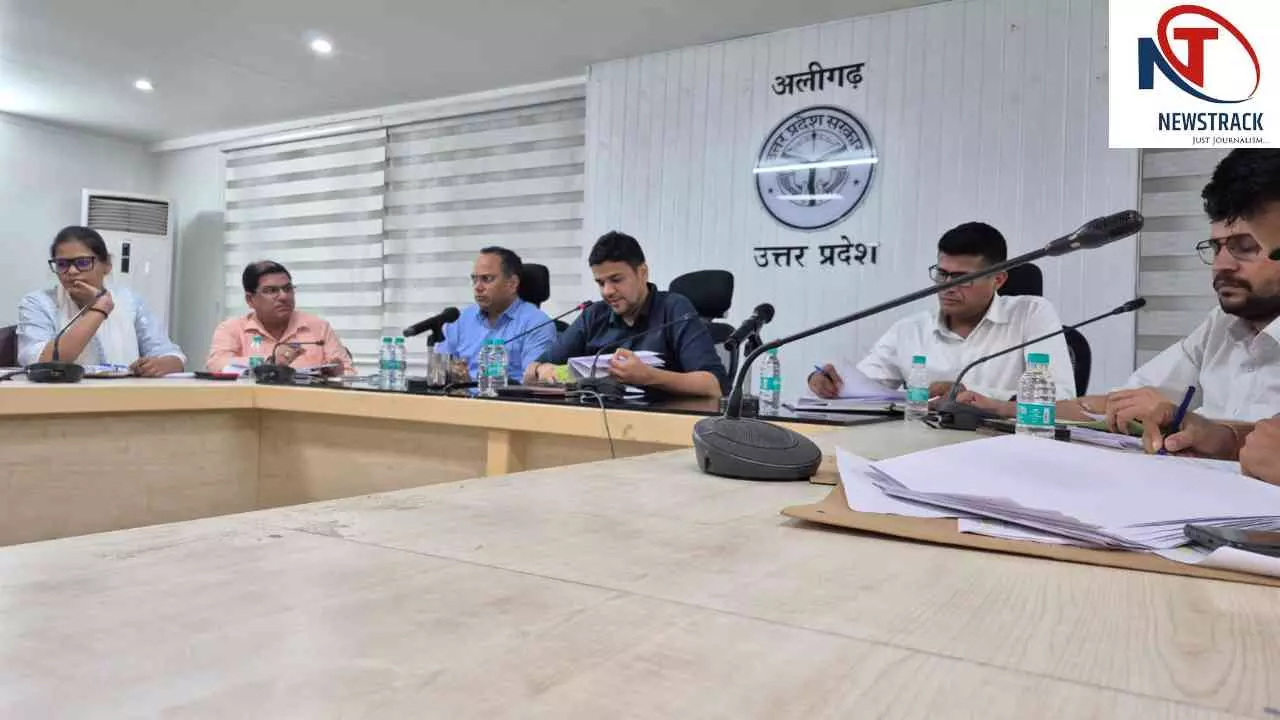 Aligarh News: बड़े बकाएदारों पर डीएम सख्त, कुर्की कार्रवाई और वसूली तेज करने के दिए निर्देश Aligarh News: बड़े बकाएदारों पर डीएम सख्त, कुर्की कार्रवाई और वसूली तेज करने के दिए निर्देश