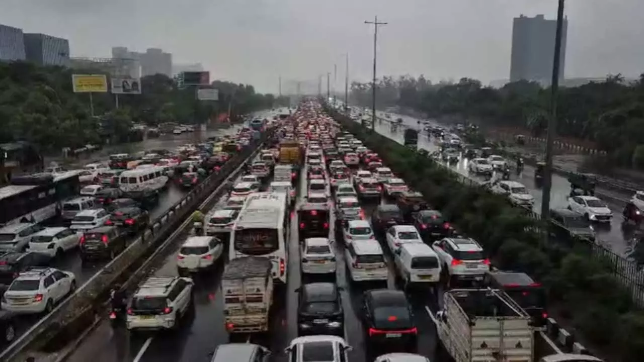 दिल्ली से गुरुग्राम तक बारिश से हाहकार! सड़के बनी नदियां...लगा किलोमीटर लंबा जाम, फंसे सैकड़ों वाहन दिल्ली से गुरुग्राम तक बारिश से हाहकार! सड़के बनी नदियां...लगा किलोमीटर लंबा जाम, फंसे सैकड़ों वाहन