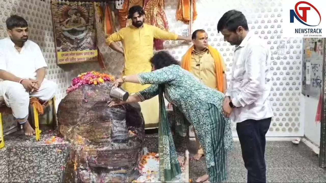 Mathura News: गोवर्धन पहुंचीं एडीजी अनुपम कुलश्रेष्ठ, दानघाटी मंदिर में किए गिरिराज महाराज के दर्शन Mathura News: गोवर्धन पहुंचीं एडीजी अनुपम कुलश्रेष्ठ, दानघाटी मंदिर में किए गिरिराज महाराज के दर्शन