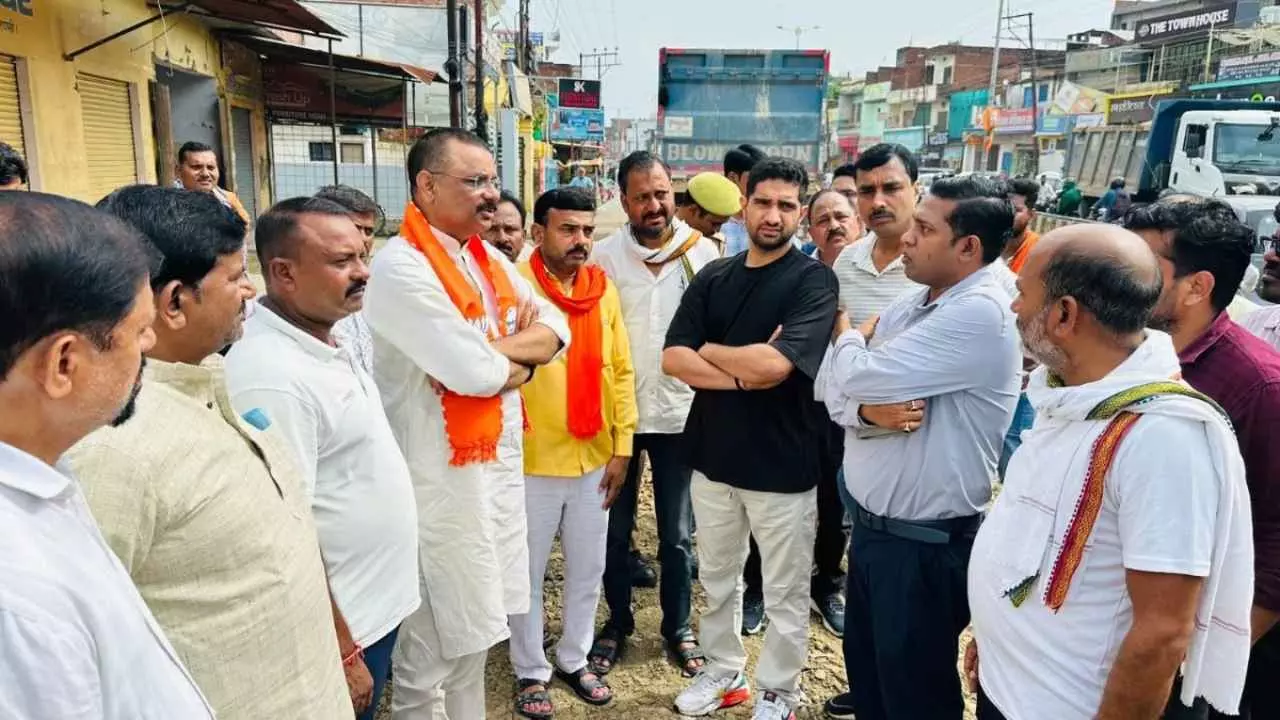 चितईपुर रोड की बदहाली पर बरसे मेयर, बीच सड़क PWD अफसरों की लगाई क्लास, वायरल वीडियो के बाद एक्शन चितईपुर रोड की बदहाली पर बरसे मेयर, बीच सड़क PWD अफसरों की लगाई क्लास, वायरल वीडियो के बाद एक्शन