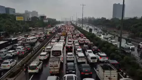 दिल्ली से गुरुग्राम तक बारिश से हाहकार! सड़के बनी नदियां...लगा किलोमीटर लंबा जाम, फंसे सैकड़ों वाहन