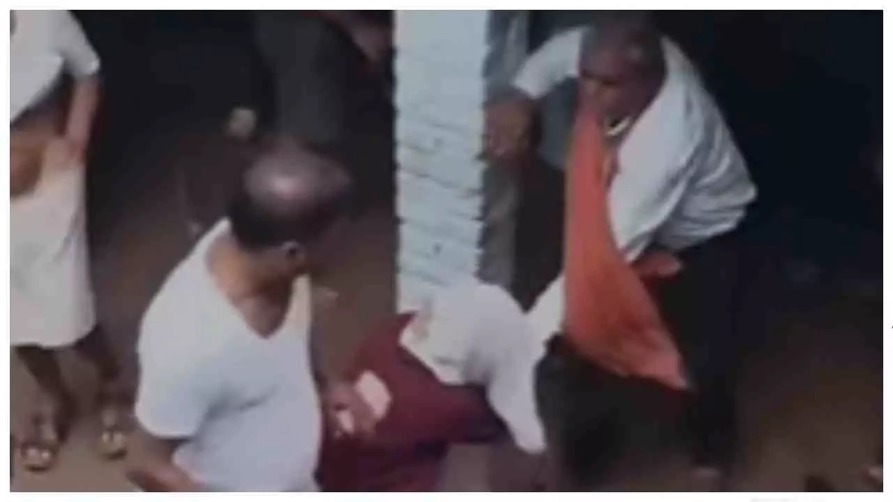 Kanpur Dehat News: डेरापुर में प्रेम-प्रसंग को लेकर बवाल: प्रेमी-प्रेमिका को रस्सियों से बांधकर पीटा, वीडियो वायरल Kanpur Dehat News: डेरापुर में प्रेम-प्रसंग को लेकर बवाल: प्रेमी-प्रेमिका को रस्सियों से बांधकर पीटा, वीडियो वायरल