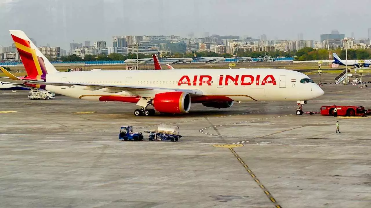 Air India Salary Hike: Pilots Salary Up by 15%, New Allowances and Benefits Announced Air India Salary Hike: Pilots Salary Up by 15%, New Allowances and Benefits Announced