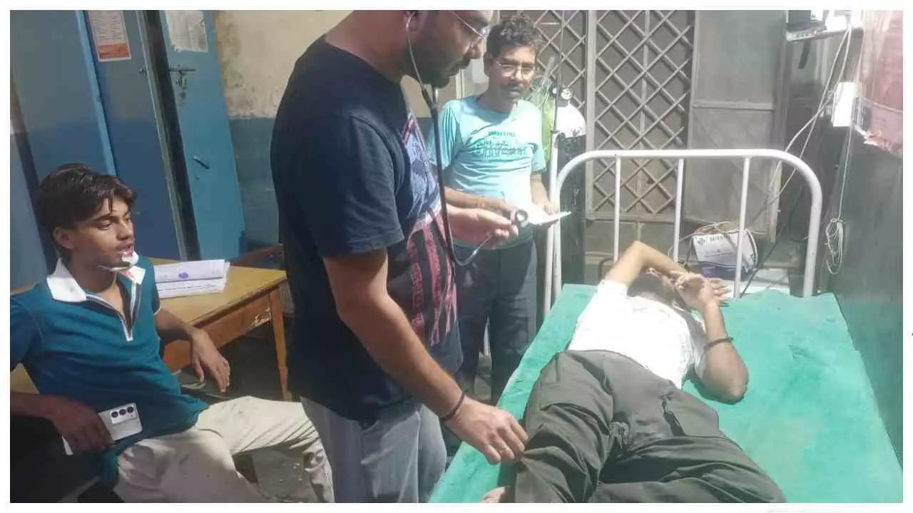 Bareilly News:कावड़ लेने हरिद्वार जा रहे दो युवकों की बाइक में अज्ञात वाहन ने मारी टक्कर, हालत गंभीर