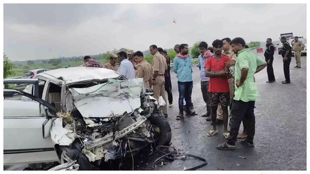 Auraiya News: बुंदेलखंड एक्सप्रेसवे पर भीषण हादसा, खड़े ट्रक में घुसी कार; दो की मौत, तीन घायल