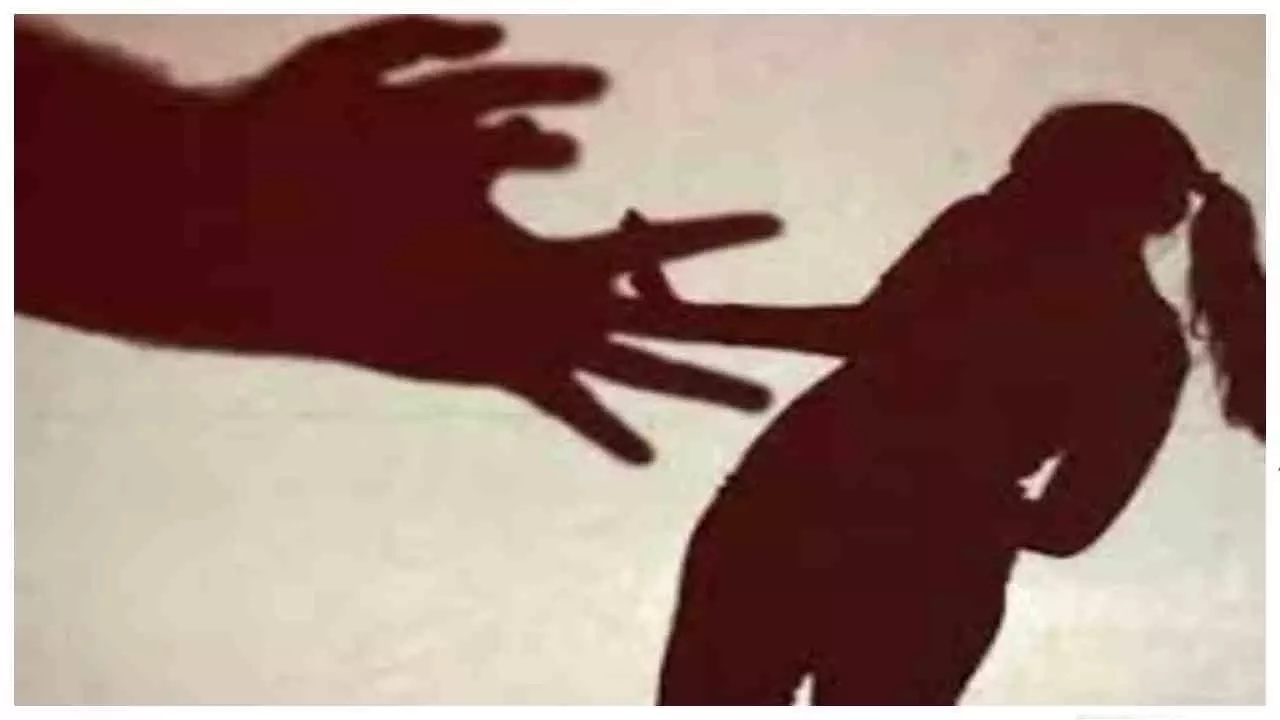 Hapur News: मां के सामने किशोरी को बाइक पर बैठाकर ले गया युवक, पुलिस ने दर्ज किया मुकदमा Hapur News: मां के सामने किशोरी को बाइक पर बैठाकर ले गया युवक, पुलिस ने दर्ज किया मुकदमा