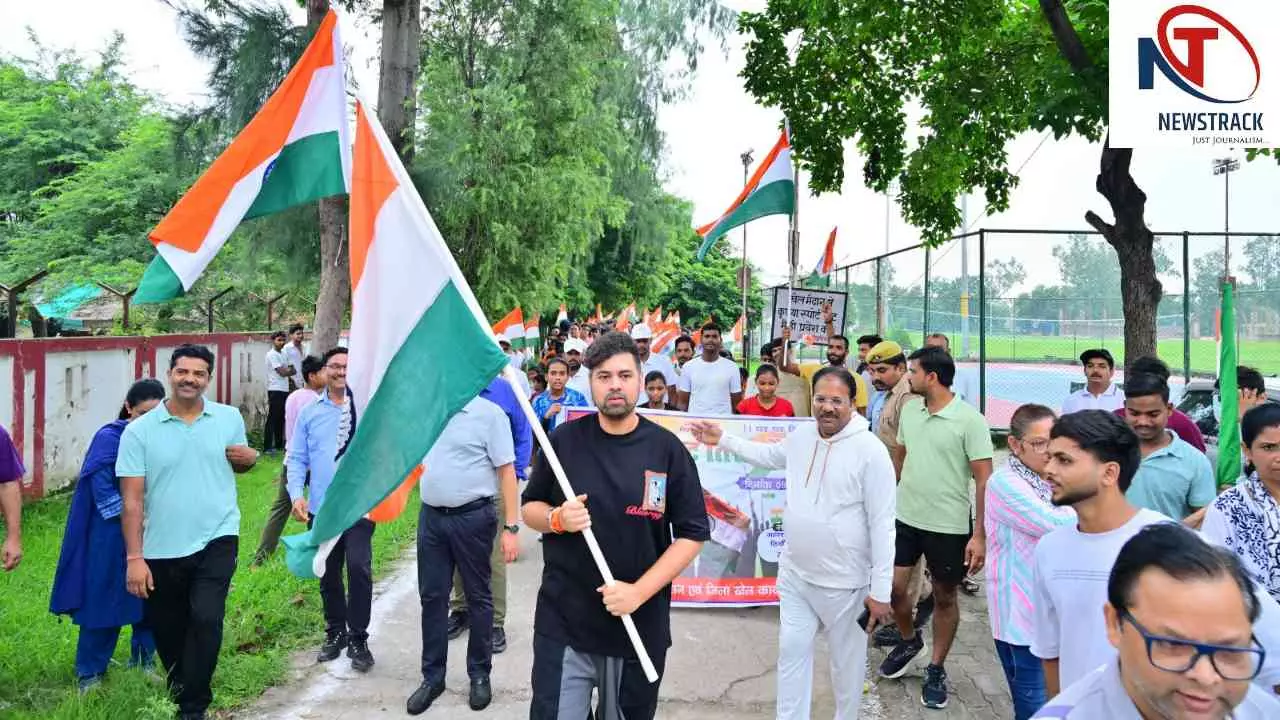 Hardoi News: तिरंगा लेकर सड़कों पर उतरे खिलाड़ी, हरदोई में गूंजे देशभक्ति के नारे