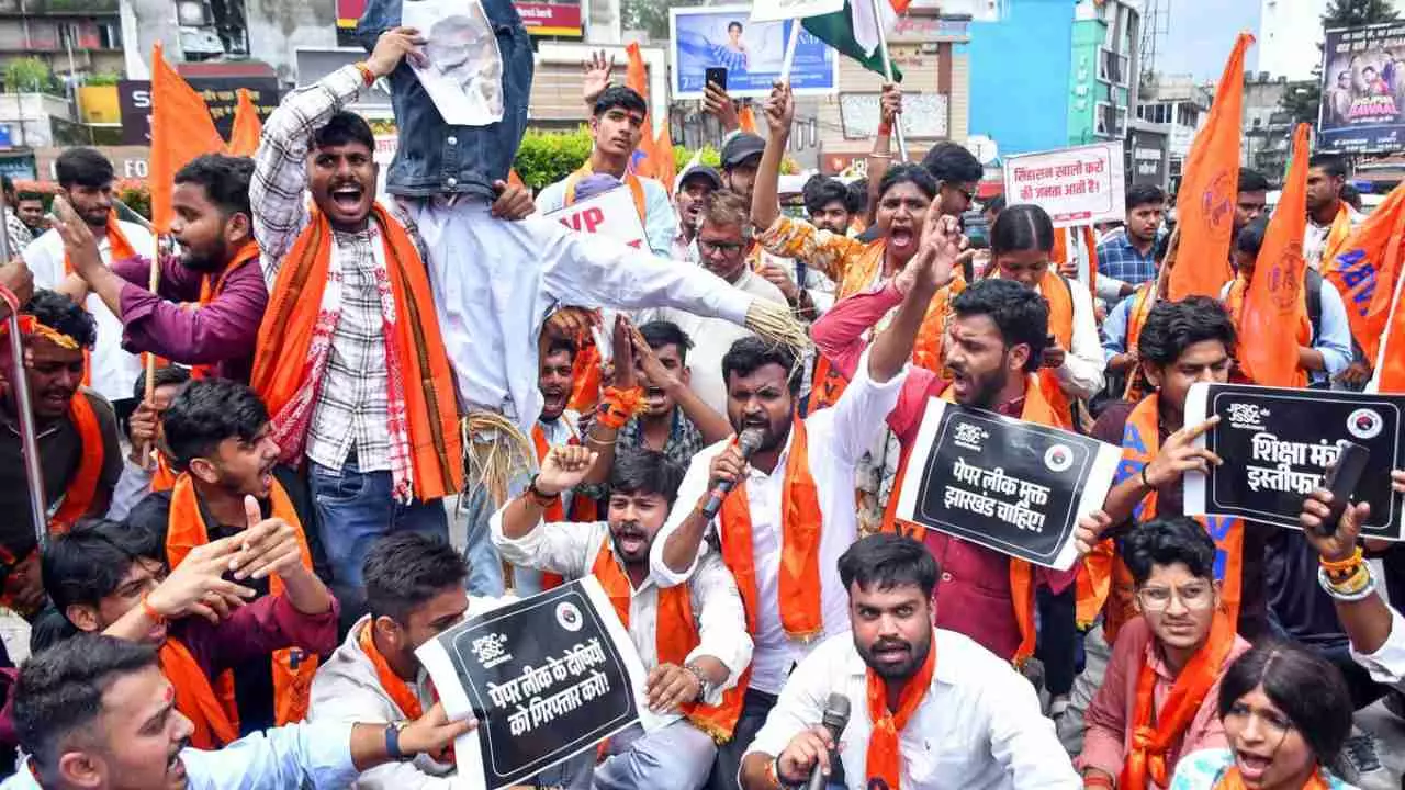 रांची में भयंकर बवाल! बैरिकेडिंग तोड़ पुलिस से भिड़े ABVP कार्यकर्ता, हिरासत में कई नेता