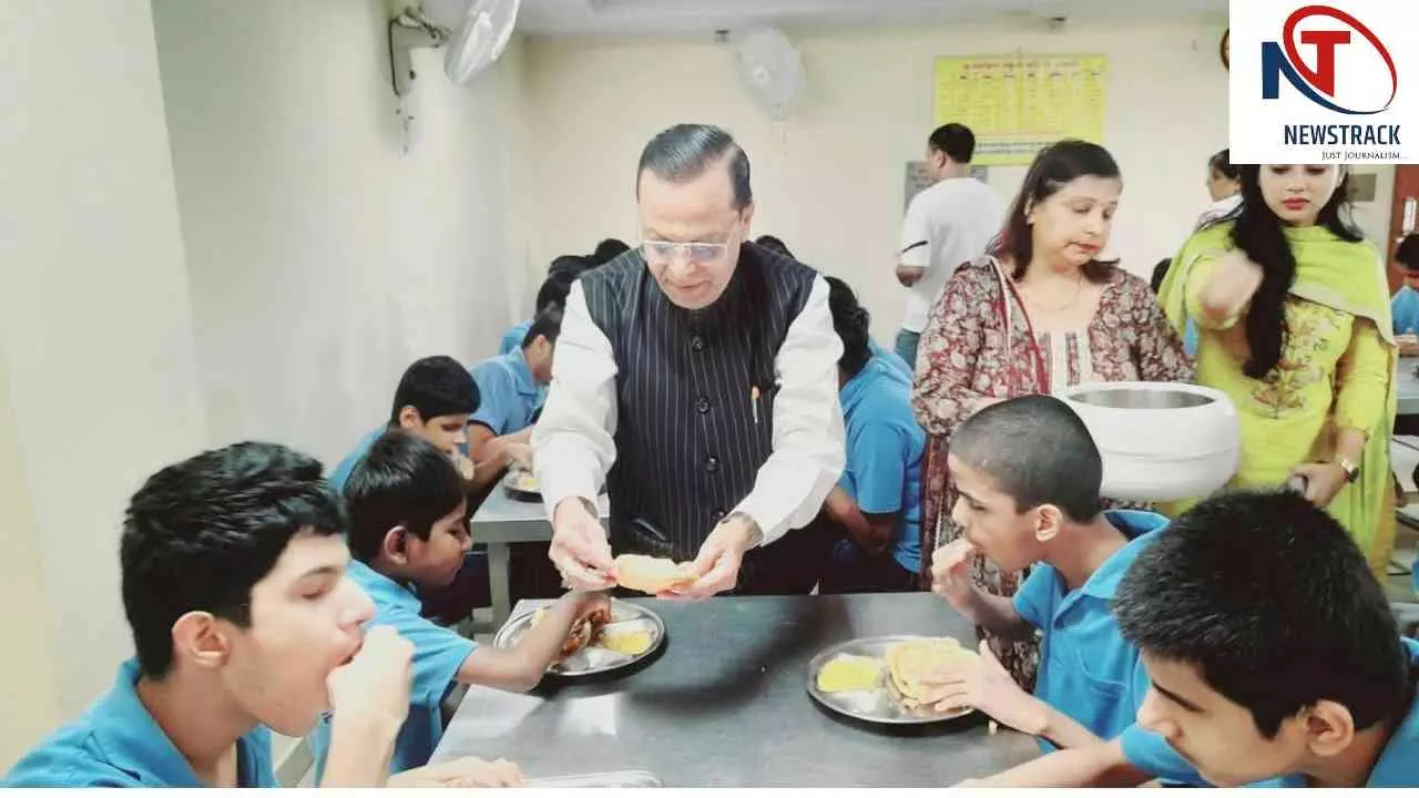 Meerut: विनीत शारदा ने मां की स्मृति में मनाया जन्मदिन, अनाथ-दिव्यांग बच्चों की सेवा कर लिया संकल्प