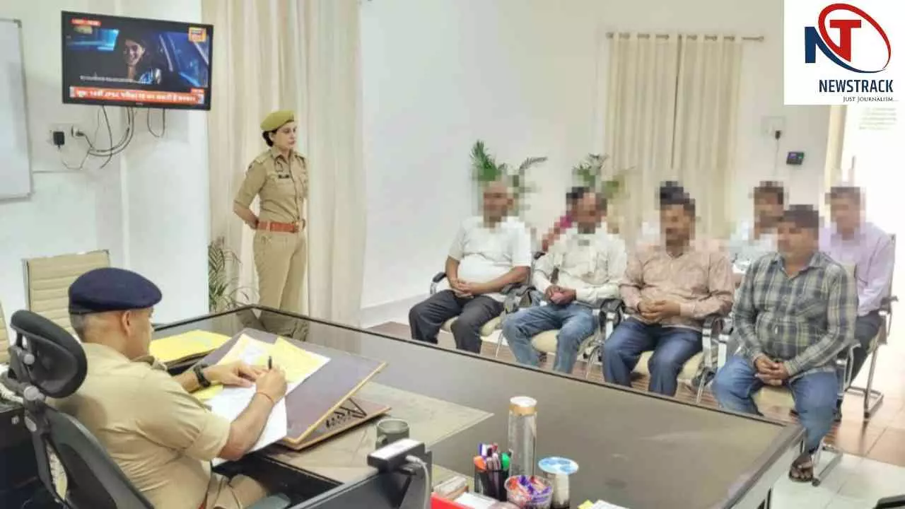 Aligarh News: जनपद में एसएसपी की जनसुनवाई में उमड़ी फरियादियों की भीड़, 51 शिकायतों पर हुई सुनवाई