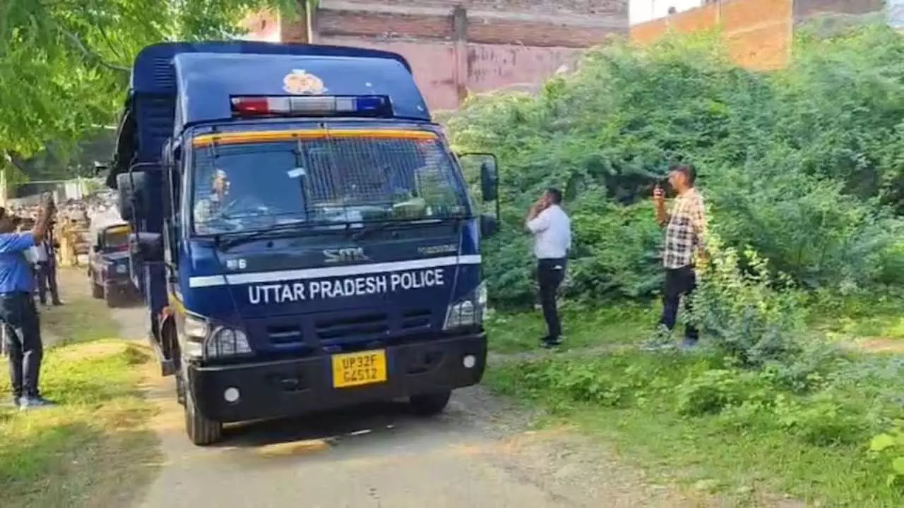 हाई सिक्योरिटी के बीच कब्रिस्तान पहुंचे अतीक के बेटे, भाई अबान के जनाजे में हुए शामिल, छलके परिजनों के आंसू हाई सिक्योरिटी के बीच कब्रिस्तान पहुंचे अतीक के बेटे, भाई अबान के जनाजे में हुए शामिल, छलके परिजनों के आंसू