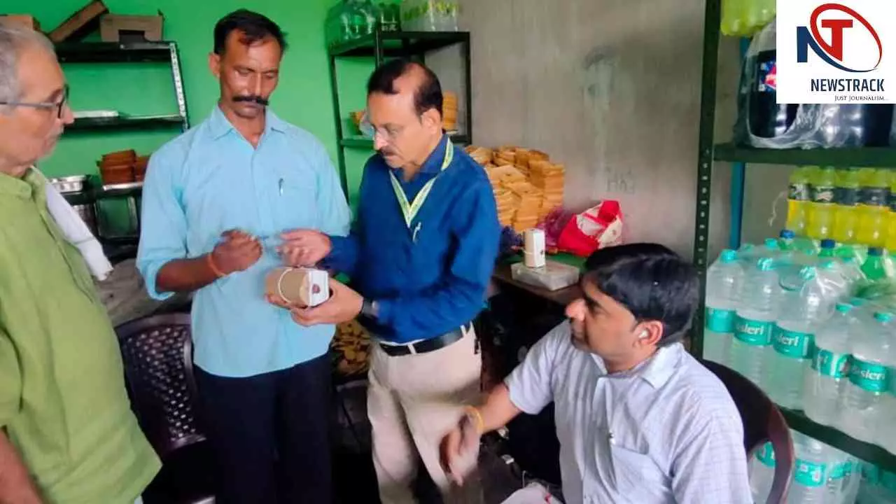 Aligarh News: खैर में मिठाई की दुकानों पर खाद्य विभाग का छापा, घेवर के 3 नमूने लिए Aligarh News: खैर में मिठाई की दुकानों पर खाद्य विभाग का छापा, घेवर के 3 नमूने लिए