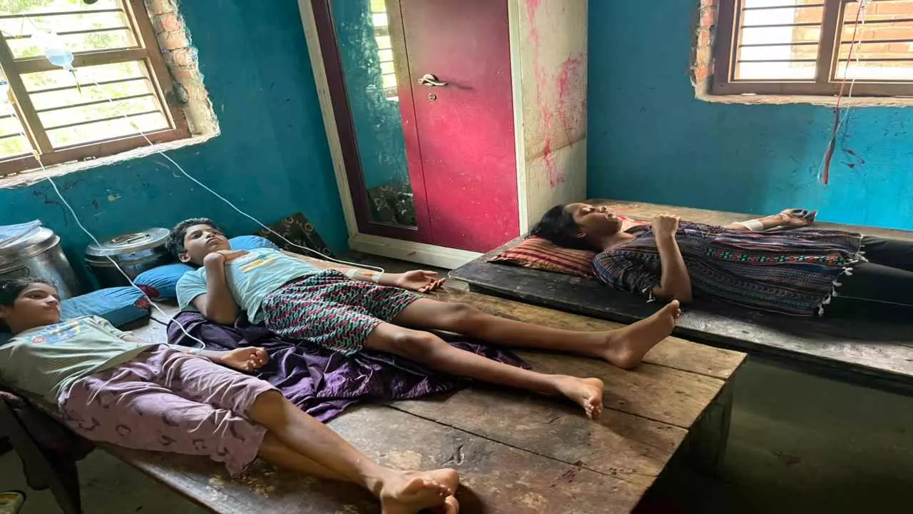 पूजा का प्रसाद खाते ही मच गया हाहाकार, 100 से ज्यादा लोग पड़े बीमार, उल्टी-दस्त से पूरे गांव में दहशत! पूजा का प्रसाद खाते ही मच गया हाहाकार, 100 से ज्यादा लोग पड़े बीमार, उल्टी-दस्त से पूरे गांव में दहशत!