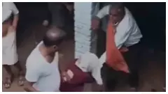 Kanpur Dehat News: डेरापुर में प्रेम-प्रसंग को लेकर बवाल: प्रेमी-प्रेमिका को रस्सियों से बांधकर पीटा, वीडियो वायरल Kanpur Dehat News: डेरापुर में प्रेम-प्रसंग को लेकर बवाल: प्रेमी-प्रेमिका को रस्सियों से बांधकर पीटा, वीडियो वायरल