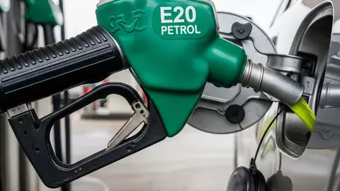 E20 पेट्रोल विवाद के बीच OMCs का बड़ा दावा, ‘एथेनॉल की गुणवत्ता...’, 90 हजार पंपों पर निगरानी