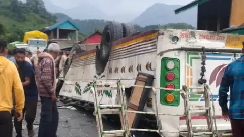 सुबह-सुबह चंबा में बड़ा हादसा! 100 फीट नीचे गिरी यात्रियों से भरी बस, 8 लोगों की मौत सुबह-सुबह चंबा में बड़ा हादसा! 100 फीट नीचे गिरी यात्रियों से भरी बस, 8 लोगों की मौत
