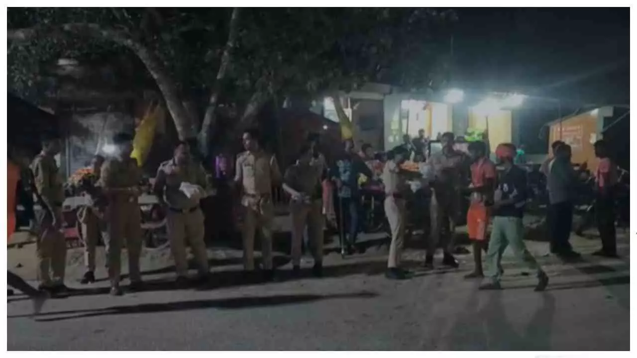 Raebareli News: कांवड़ियों पर पुष्पवर्षा, जगतपुर पुलिस ने किया भव्य स्वागत Raebareli News: कांवड़ियों पर पुष्पवर्षा, जगतपुर पुलिस ने किया भव्य स्वागत