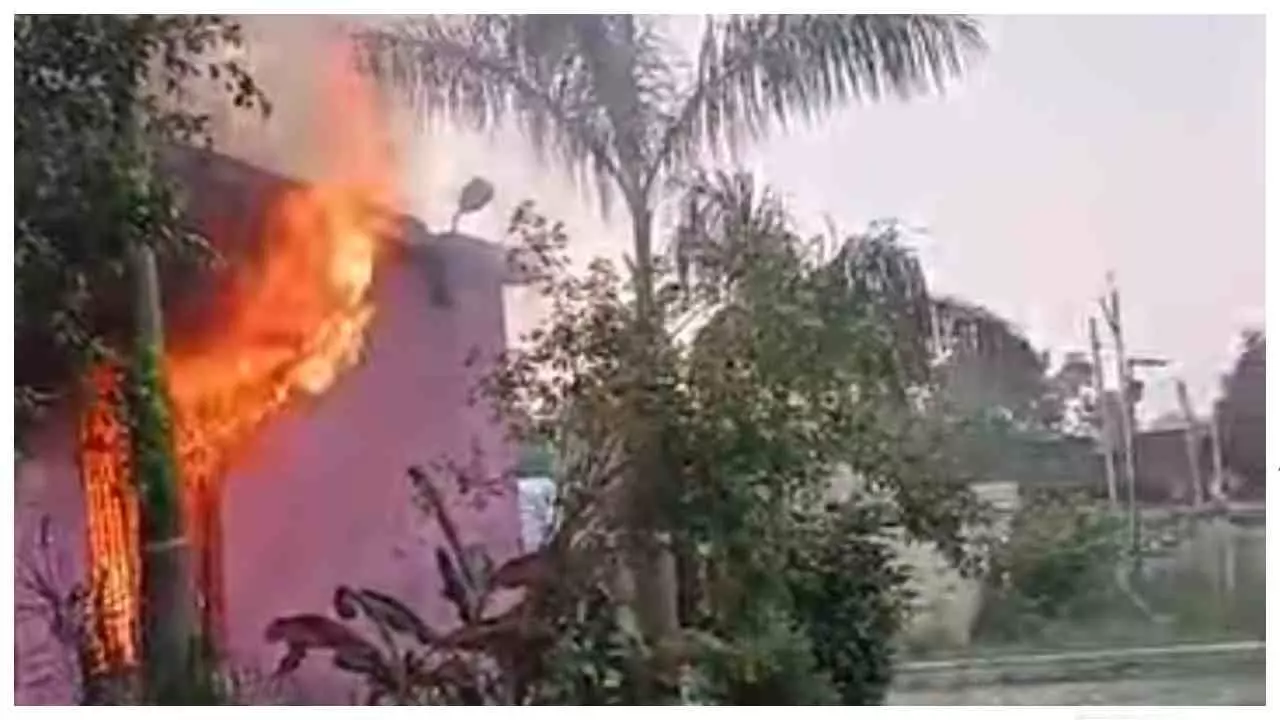 Jalaun News: पंचायत भवन में भीषण आग, कंप्यूटर-प्रिंटर और सरकारी दस्तावेज जलकर राख Jalaun News: पंचायत भवन में भीषण आग, कंप्यूटर-प्रिंटर और सरकारी दस्तावेज जलकर राख
