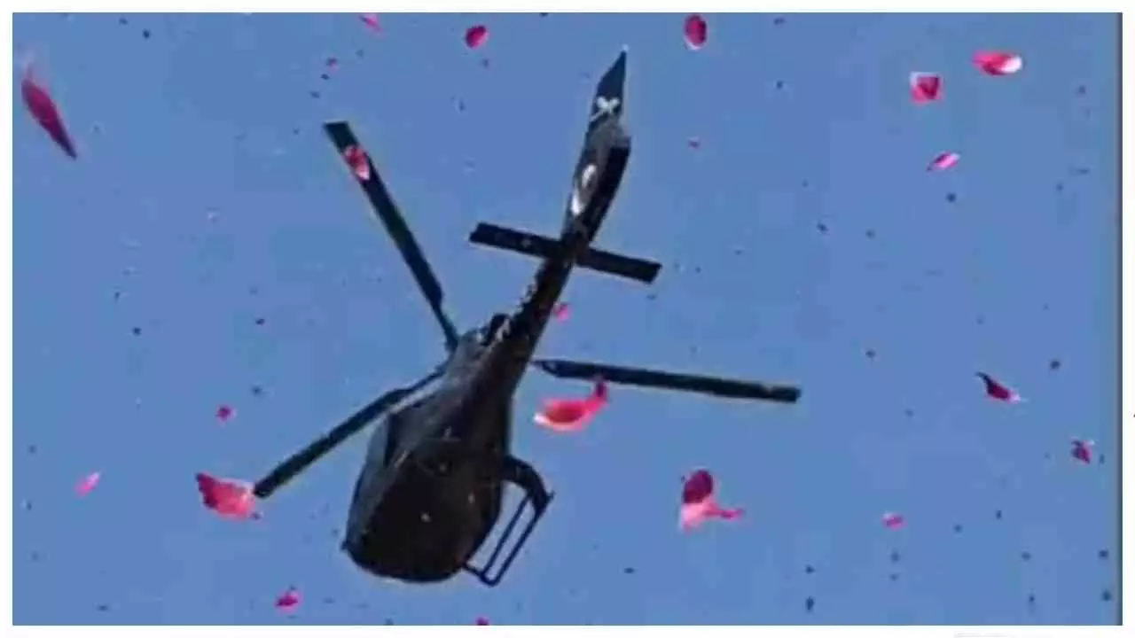 Etah News: कांवड़ियों पर हेलीकॉप्टर से पुष्पवर्षा, शिवभक्तों में दिखा उत्साह Etah News: कांवड़ियों पर हेलीकॉप्टर से पुष्पवर्षा, शिवभक्तों में दिखा उत्साह