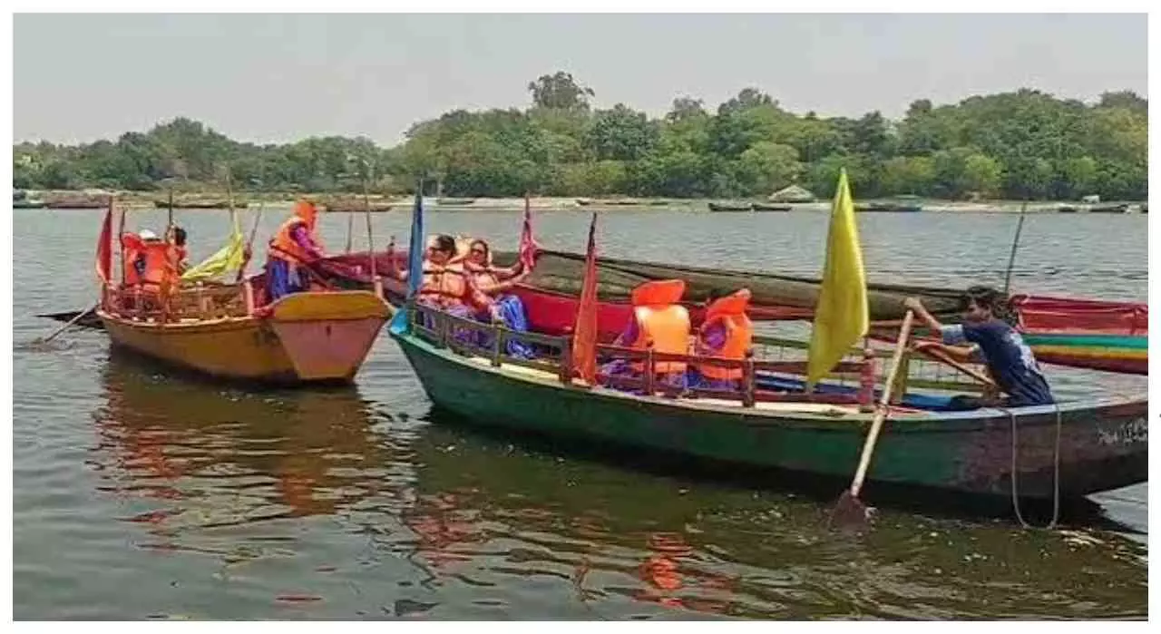 Mathura News: यमुना में जलकुंभी बढ़ने से नाव और स्टीमर संचालन पर रोक, जलस्तर में मामूली गिरावट