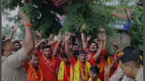 Police and samajwadi party welcome Kanvadi in Rae Bareli