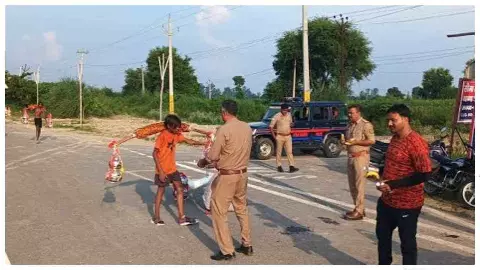 Shamli News: पुलिस का दिखा मानवीय चेहरा, कांवड़ियों को बांटा ठंडा पानी और फ्रूटी