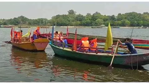 Mathura News: यमुना में जलकुंभी बढ़ने से नाव और स्टीमर संचालन पर रोक, जलस्तर में मामूली गिरावट