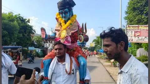 Shivji idol on shoulder Shivji idol on shoulder