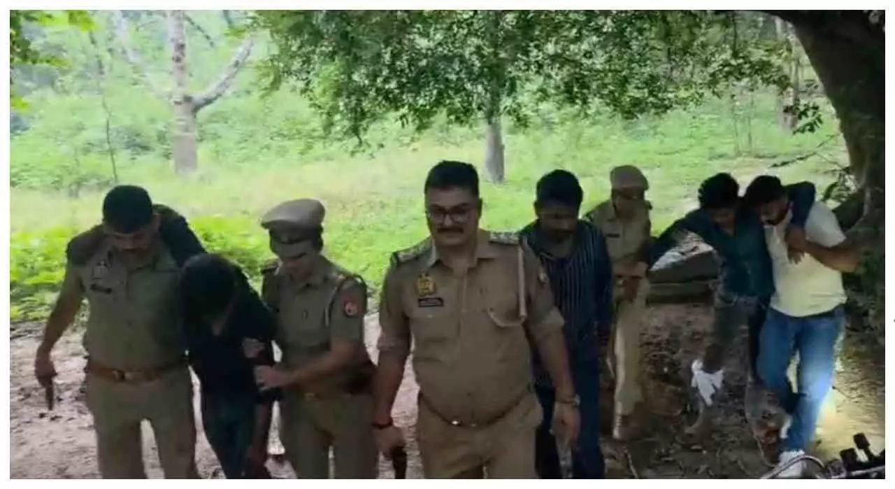 Sitapur Police Encounter: चेन लुटेरों से पुलिस की मुठभेड़, गोली लगने से दो बदमाश घायल Sitapur Police Encounter: चेन लुटेरों से पुलिस की मुठभेड़, गोली लगने से दो बदमाश घायल