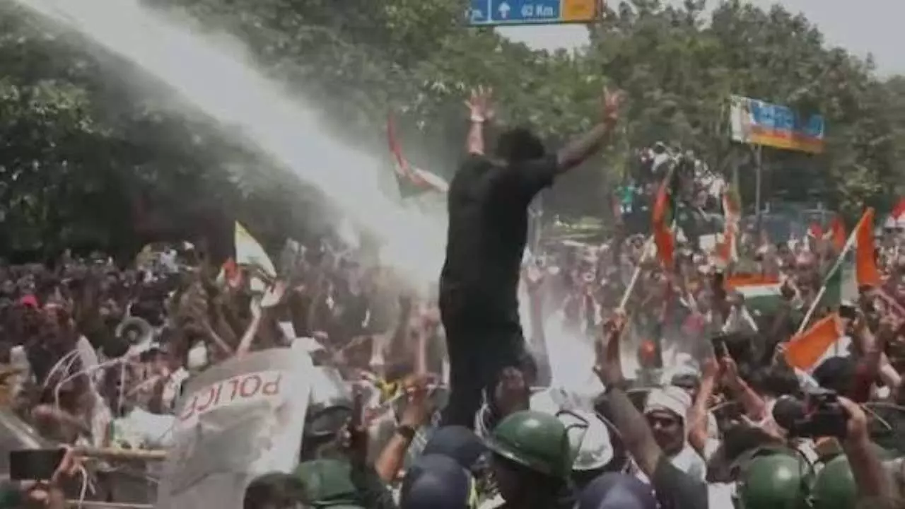 ‘गांव छोड़ब नाही, थोड़ा प्रेशर मारो...पानी की बौछारों पर थिरके छात्र, स्ट्रेचर पर पहुंचे नेता, रांची में गजब प्रदर्शन ‘गांव छोड़ब नाही, थोड़ा प्रेशर मारो...पानी की बौछारों पर थिरके छात्र, स्ट्रेचर पर पहुंचे नेता, रांची में गजब प्रदर्शन