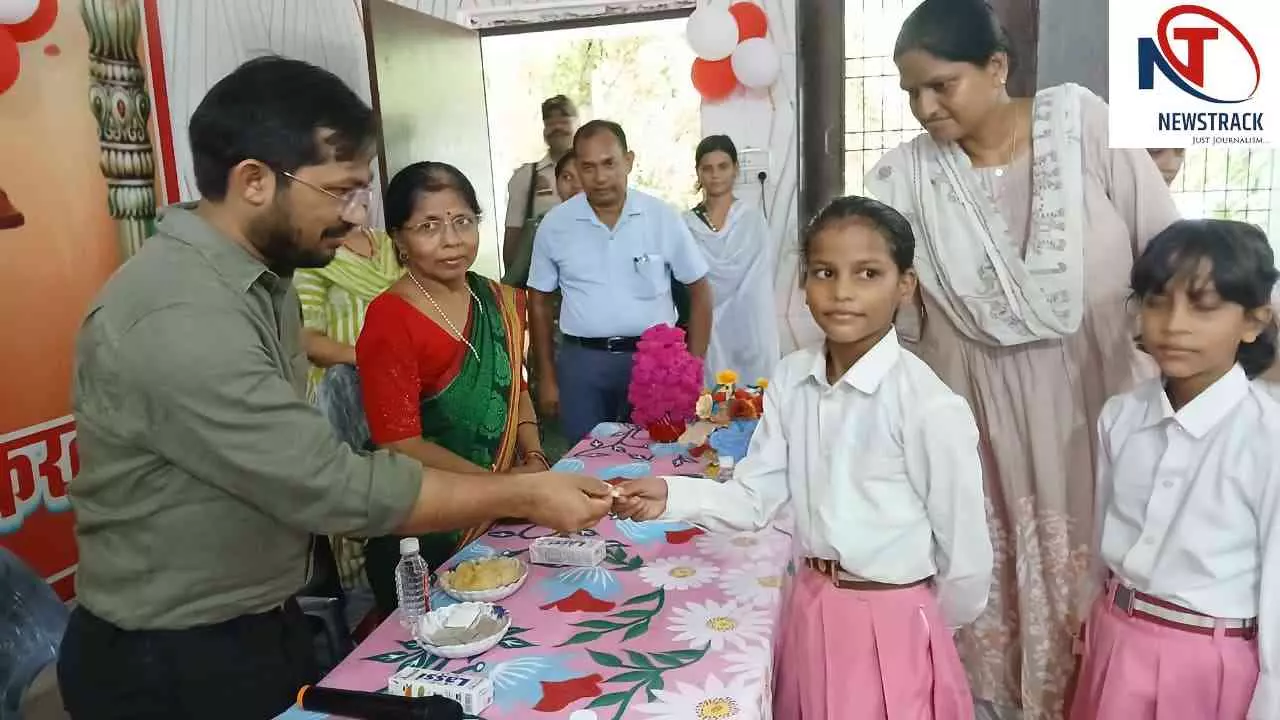 Chandauli News: चंदौली में राष्ट्रीय कृमि मुक्ति दिवस अभियान की शुरुआत, DM ने बच्चों को खिलाई दवा Chandauli News: चंदौली में राष्ट्रीय कृमि मुक्ति दिवस अभियान की शुरुआत, DM ने बच्चों को खिलाई दवा