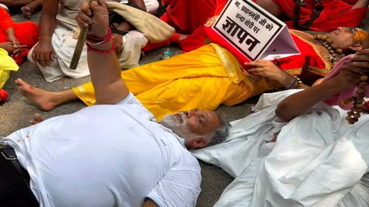 राम मंदिर के चढ़ावे पर दिल्ली में घमासान! PM आवास की तरफ बढ़े पप्पू यादव समेत 500 साधु-संत...पुलिस ने दबोचा राम मंदिर के चढ़ावे पर दिल्ली में घमासान! PM आवास की तरफ बढ़े पप्पू यादव समेत 500 साधु-संत...पुलिस ने दबोचा
