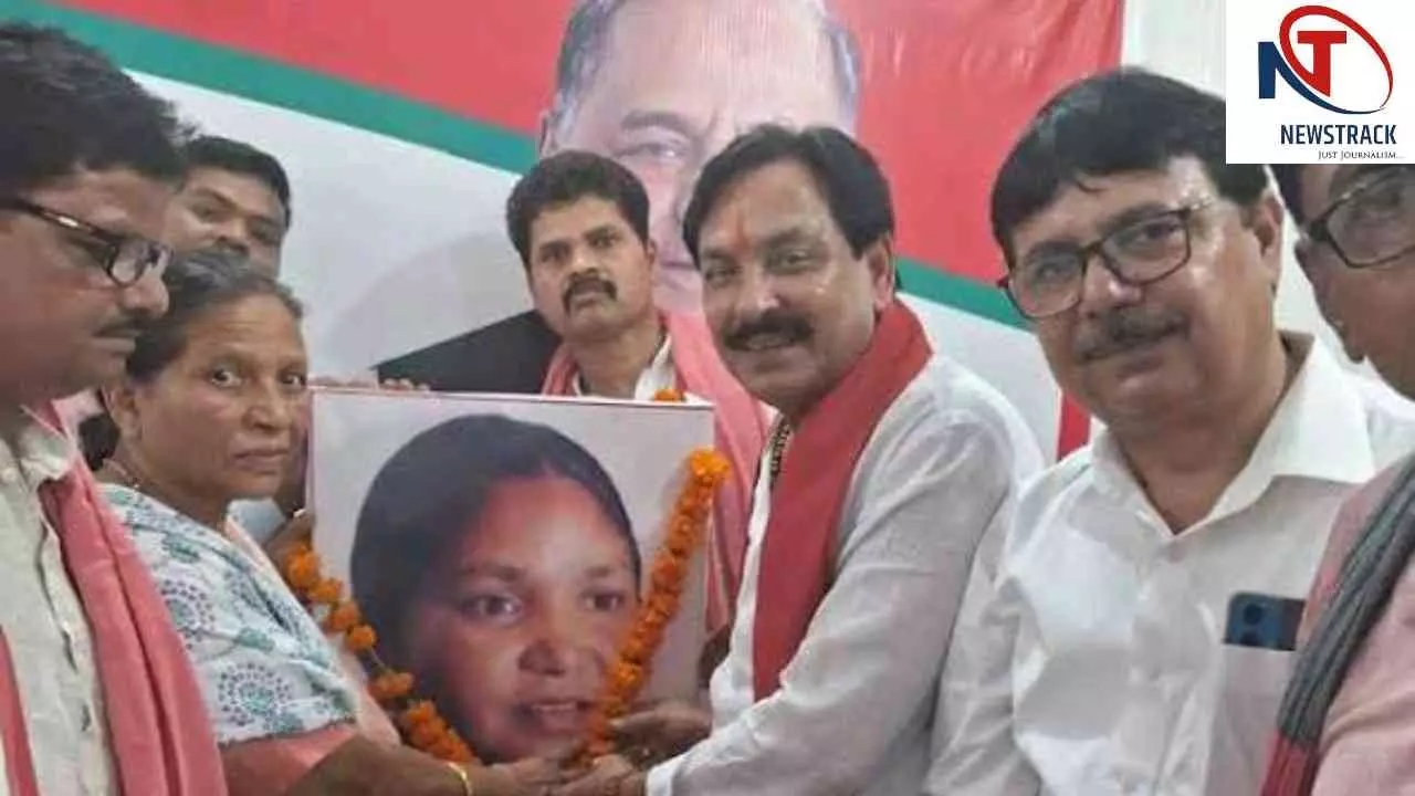 Auraiya News: औरैया में मनाई गई पूर्व सांसद फूलन देवी की जयंती, सपा नेताओं ने दी श्रद्धांजलि