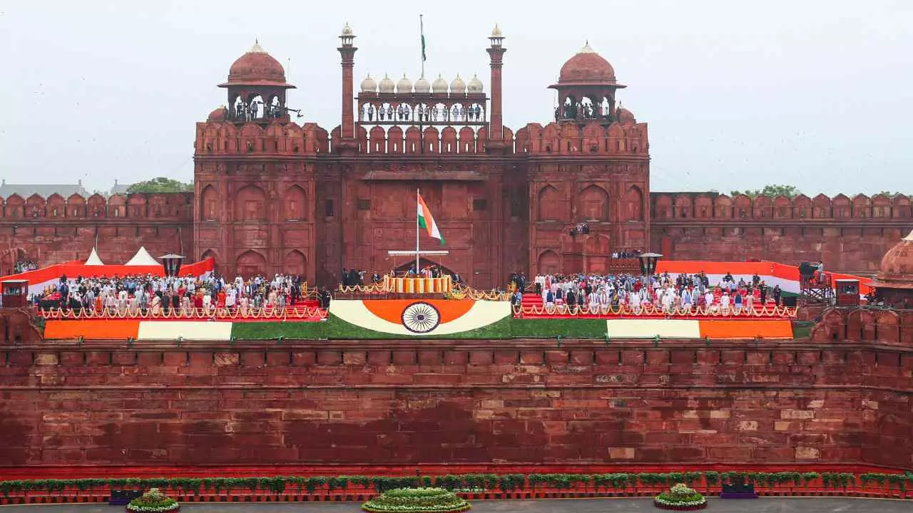 इस बार बेहद खास होगा 15 अगस्त! लाल किले से रचा जाएगा नया इतिहास, जानिए क्या होगा स्पेशल इस बार बेहद खास होगा 15 अगस्त! लाल किले से रचा जाएगा नया इतिहास, जानिए क्या होगा स्पेशल