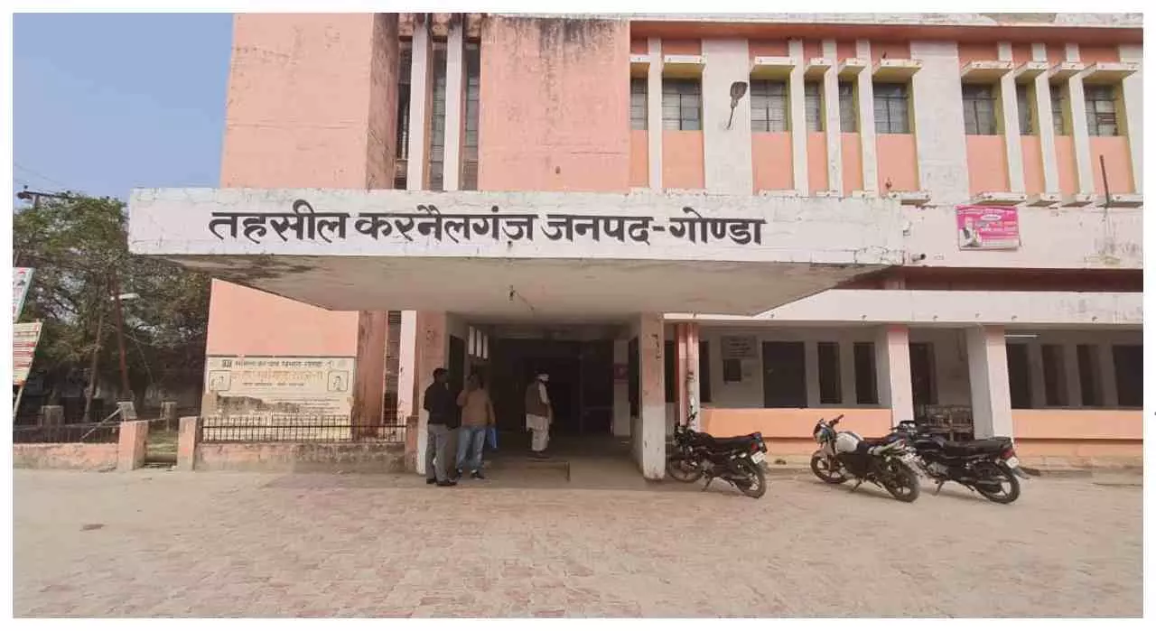 Gonda News: करनैलगंज SDM कोर्ट में फाइल दिखाने के 1000 रुपये मांगने का आरोप, वीडियो वायरल