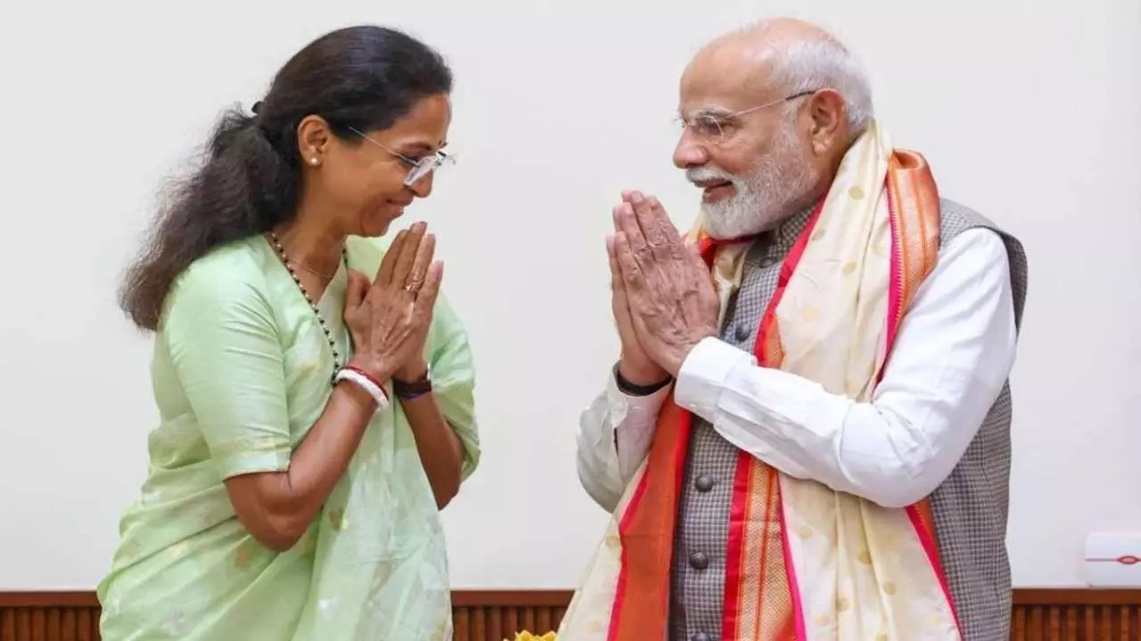 PM मोदी से मिलीं सुप्रिया सुले और 8 सांसद, 20 मिनट बंद कमरे हुई मीटिंग, बढ़ी सियासी हलचल PM मोदी से मिलीं सुप्रिया सुले और 8 सांसद, 20 मिनट बंद कमरे हुई मीटिंग, बढ़ी सियासी हलचल