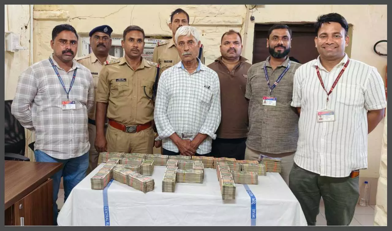 Rs 6.3 lakh cash recovered during checking in Jhansi Rs 6.3 lakh cash recovered during checking in Jhansi