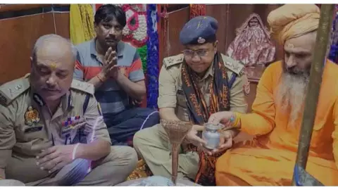 Shamli News: मेरठ एडीजी भानु भास्कर ने कांवड़ मार्ग का किया निरीक्षण, भोलेनाथ का किया जलाभिषेक