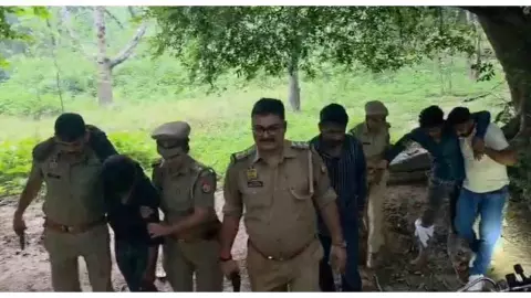 Sitapur Police Encounter: चेन लुटेरों से पुलिस की मुठभेड़, गोली लगने से दो बदमाश घायल Sitapur Police Encounter: चेन लुटेरों से पुलिस की मुठभेड़, गोली लगने से दो बदमाश घायल