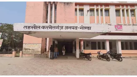 Gonda News: करनैलगंज SDM कोर्ट में फाइल दिखाने के 1000 रुपये मांगने का आरोप, वीडियो वायरल Gonda News: करनैलगंज SDM कोर्ट में फाइल दिखाने के 1000 रुपये मांगने का आरोप, वीडियो वायरल
