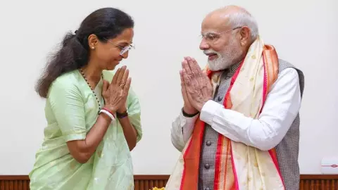 PM मोदी से मिलीं सुप्रिया सुले और 8 सांसद, 20 मिनट बंद कमरे हुई मीटिंग, बढ़ी सियासी हलचल PM मोदी से मिलीं सुप्रिया सुले और 8 सांसद, 20 मिनट बंद कमरे हुई मीटिंग, बढ़ी सियासी हलचल