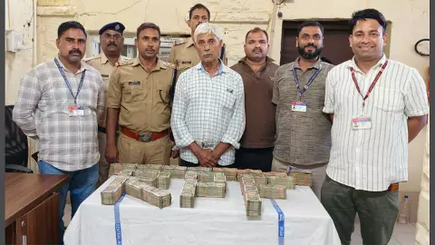Rs 6.3 lakh cash recovered during checking in Jhansi Rs 6.3 lakh cash recovered during checking in Jhansi