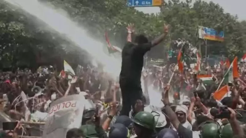 ‘गांव छोड़ब नाही, थोड़ा प्रेशर मारो...पानी की बौछारों पर थिरके छात्र, स्ट्रेचर पर पहुंचे नेता, रांची में गजब प्रदर्शन