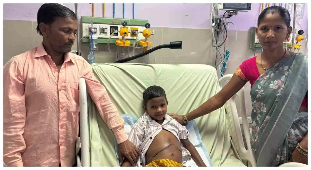 Lucknow News: 5 साल के बच्चे की किडनी में खतरनाक ट्यूमर, SGPGIMS में जटिल सर्जरी से बची जान Lucknow News: 5 साल के बच्चे की किडनी में खतरनाक ट्यूमर, SGPGIMS में जटिल सर्जरी से बची जान