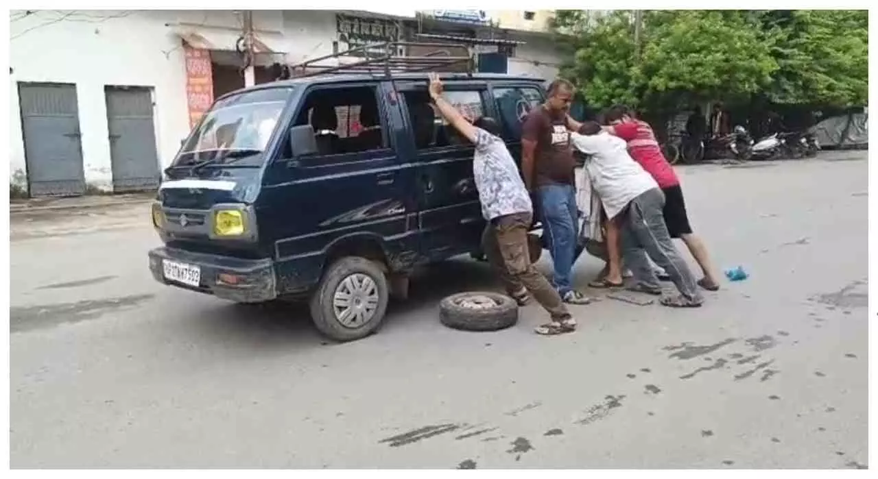 Hardoi News: स्कूल वैन का पिछला पहिया निकला, छह बच्चे बाल-बाल बचे; टला बड़ा हादसा