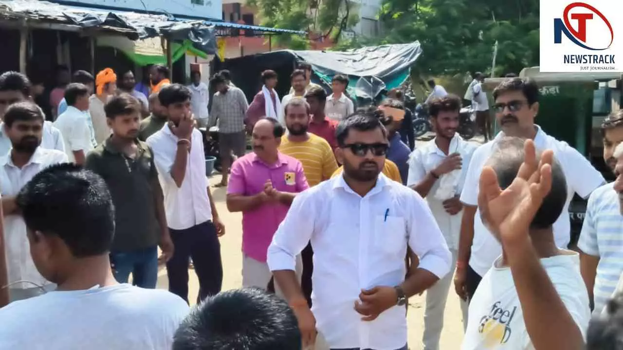 Hardoi News: सीडीओ चौराहे पर अतिक्रमण के खिलाफ चला प्रशासन का डंडा, दुकानदारों को दी सख्त चेतावनी Hardoi News: सीडीओ चौराहे पर अतिक्रमण के खिलाफ चला प्रशासन का डंडा, दुकानदारों को दी सख्त चेतावनी