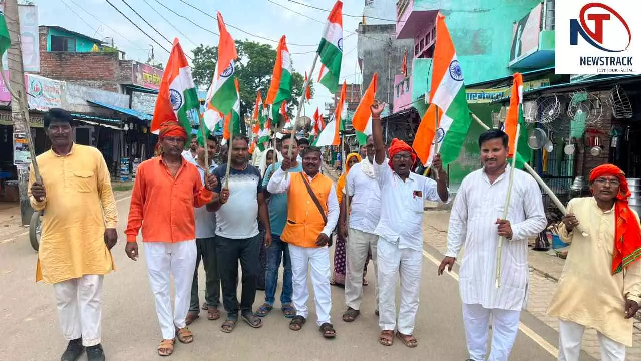 Chandauli News: भाजपाइयों ने निकाली भव्य तिरंगा यात्रा, देशभक्ति के नारों से गुंजायमान हुआ इलाका