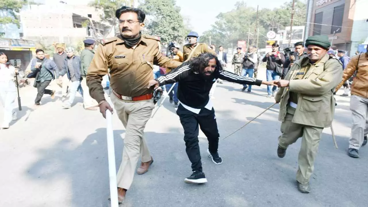 रांची में पुलिस की बर्बरता की इंतहा! रात के अंधेरे में छात्रों पर बरसाई लाठियां, बौखलाए अभ्यर्थियों ने दी चेतावनी